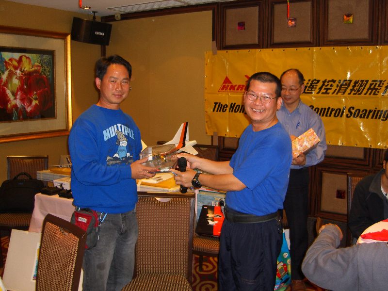 Then, lucky draw is the only mean to dispose the prizes. Ricky is the first to get a model plane
