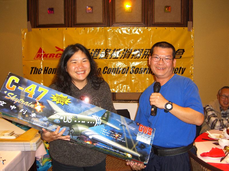 Mrs. Mak likes to transport large supplier for her husband then