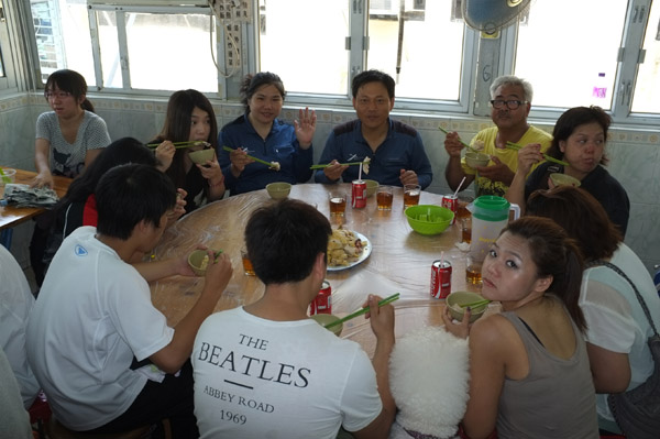 Little Chan was so poor that he can onlty watch the other eat!